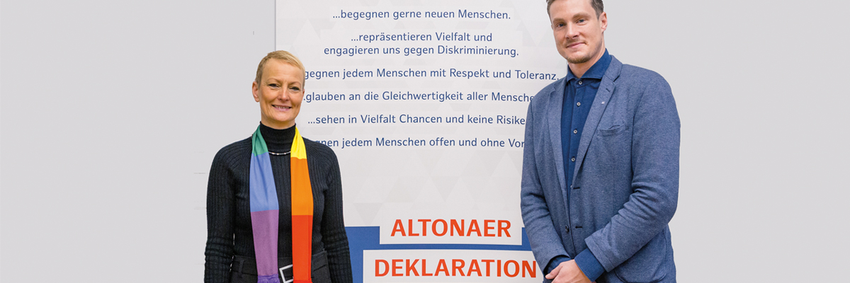 Frau von Berg und Herr Jansen vor Deklaration_Seite